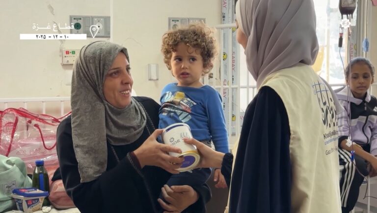 توزیع شیر بین کودکان غزه