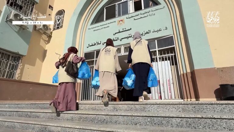 توزیع شیر بین کودکان غزه