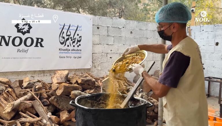 توزیع غذا بین کارگران صبور در نوار غزه