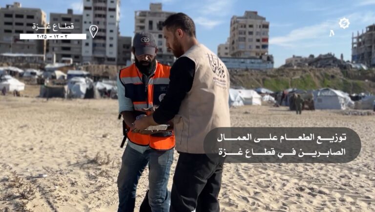 توزیع غذا بین کارگران صبور در نوار غزه