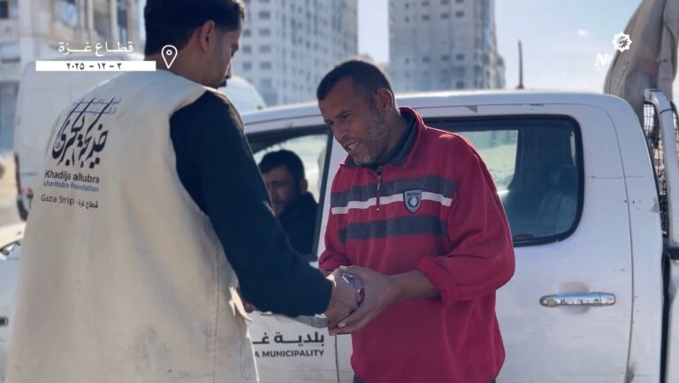 توزیع غذا بین کارگران صبور در نوار غزه