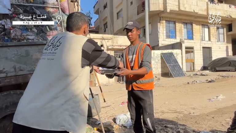 توزیع غذا بین کارگران صبور در نوار غزه