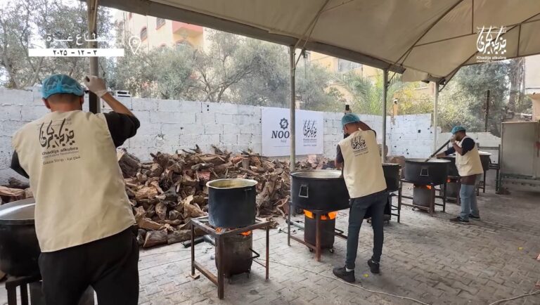 توزیع غذا بین کارگران صبور در نوار غزه