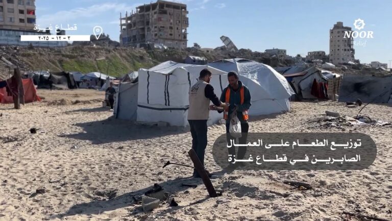 توزیع غذا بین کارگران صبور در نوار غزه