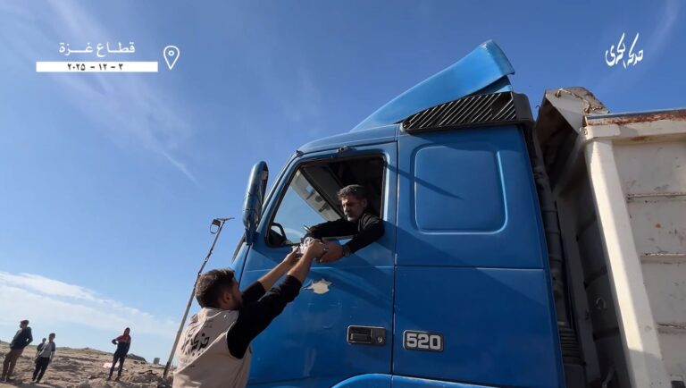 توزیع غذا بین کارگران صبور در نوار غزه