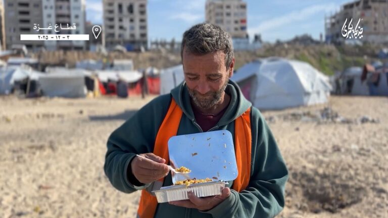 توزیع غذا بین کارگران صبور در نوار غزه