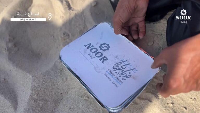 توزیع غذا بین کارگران صبور در نوار غزه