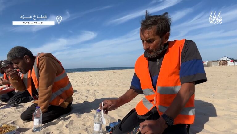 توزیع غذا بین کارگران صبور در نوار غزه