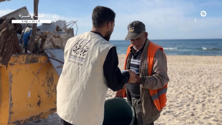 توزیع غذا بین کارگران صبور در نوار غزه